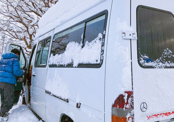 雪が降り積もったバン