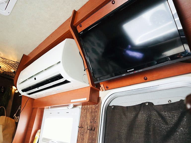 キャンピングカーの車内に設置された家庭用エアコン