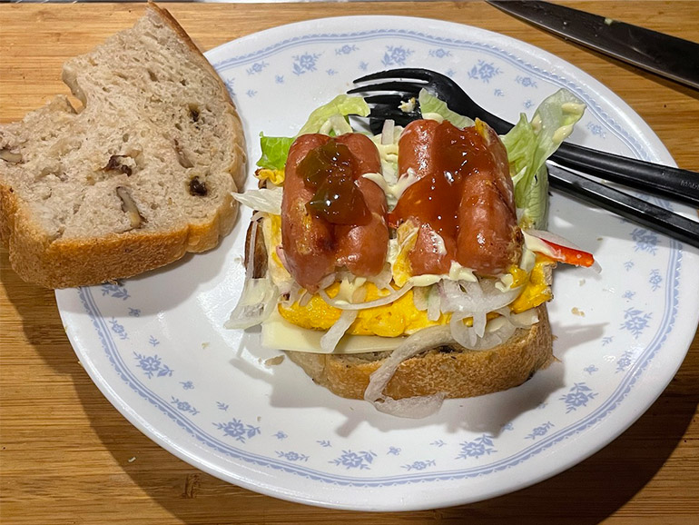 ウインナーの乗ったサンド