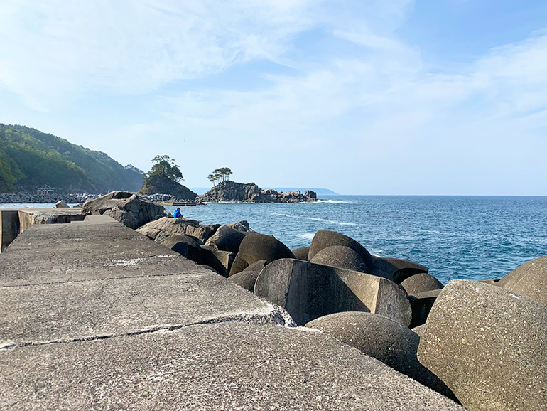 堤防で穴釣りしている様子