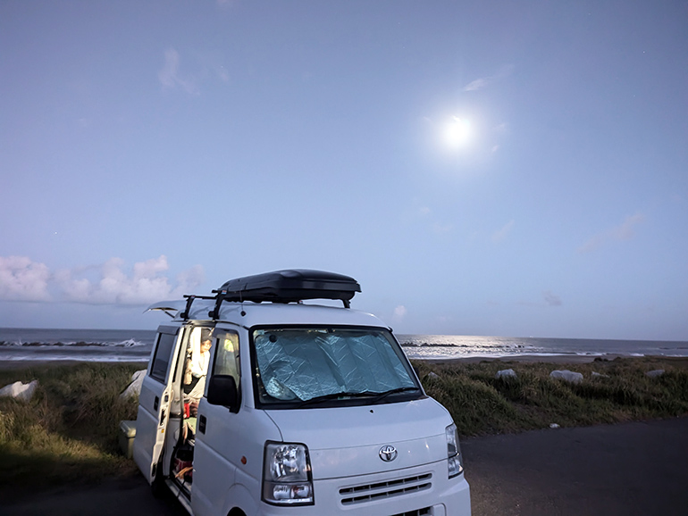 海沿いで車中泊している様子