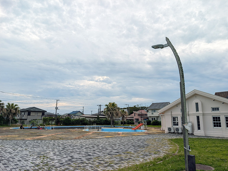 はらっぱ公園(旧サンライズガーデン)の閉鎖されている施設