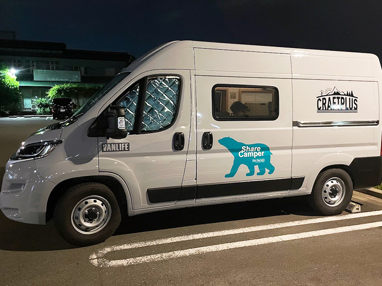 VANLIFEを駐車場に停めている様子