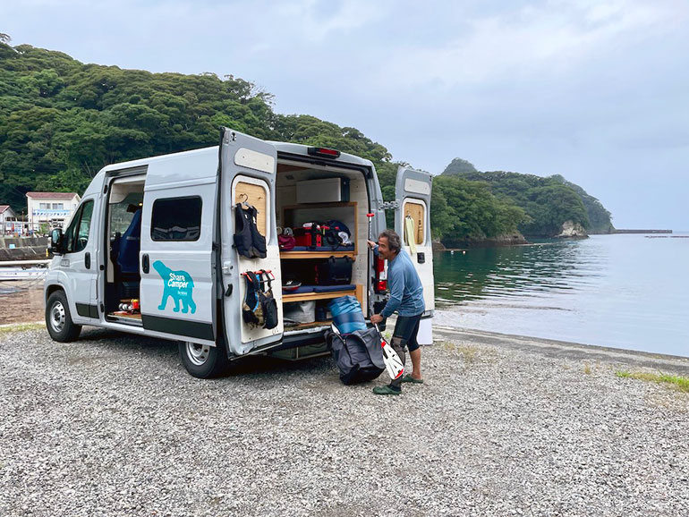 VANLIFEの室内から荷物を取り出す