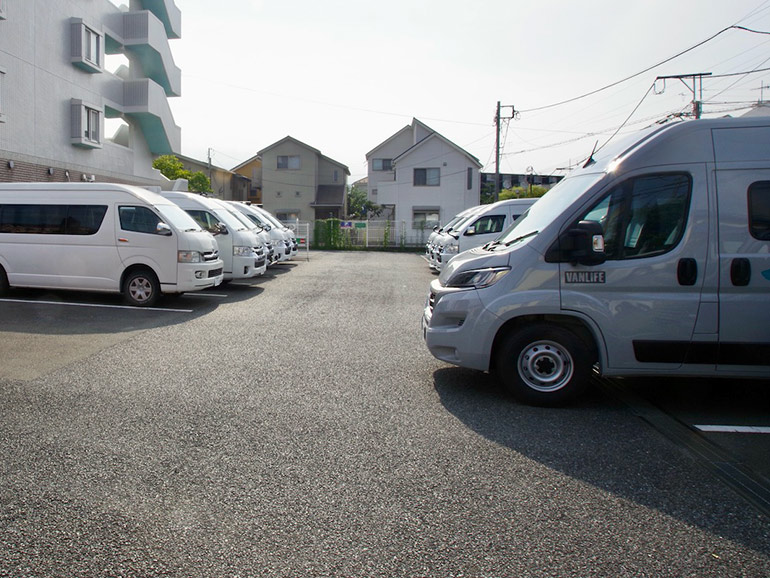 駐車場に停まっているVANLIFE