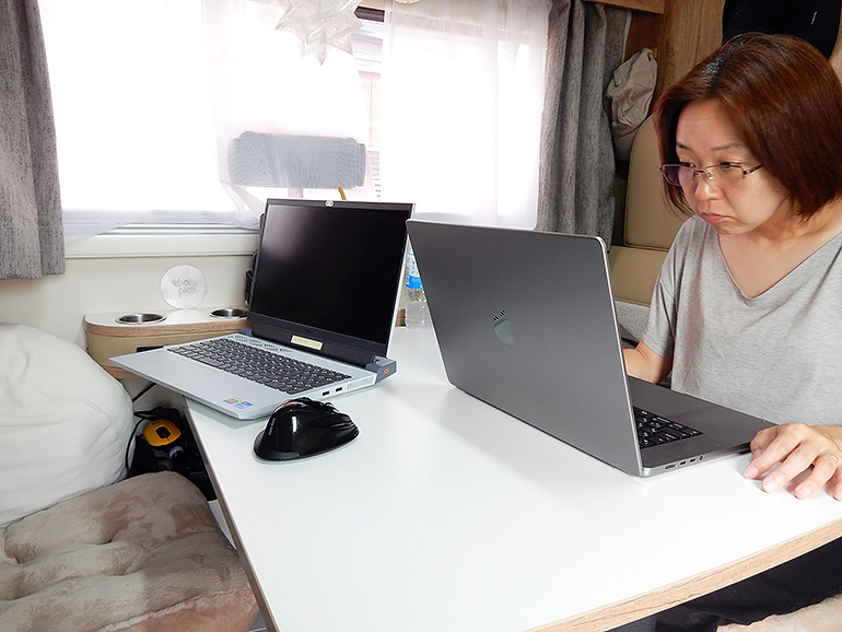 キャンピングカー車内で仕事をしている様子