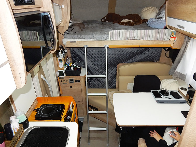 車内全体のレイアウトがなるべくわかる写真(2段ベッド上段から)