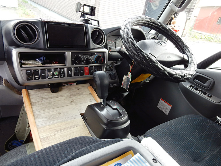 写真23 運転席・助手席のシートの様子がわかる写真