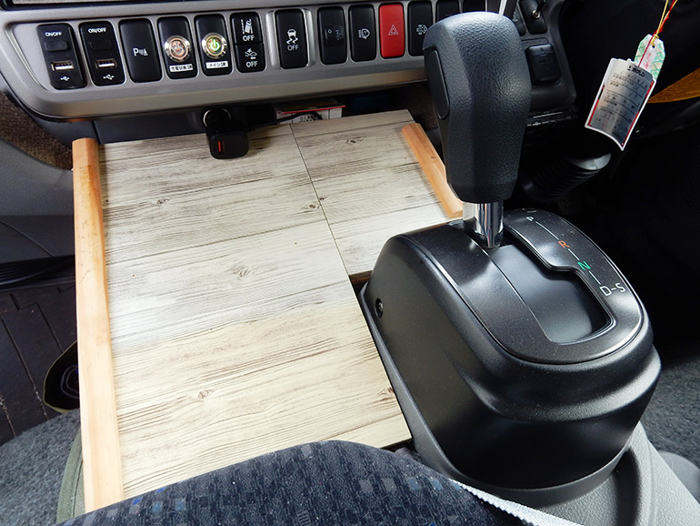 DIYしたテーブルが運転席と助手席の間のスペースに設置されている様子