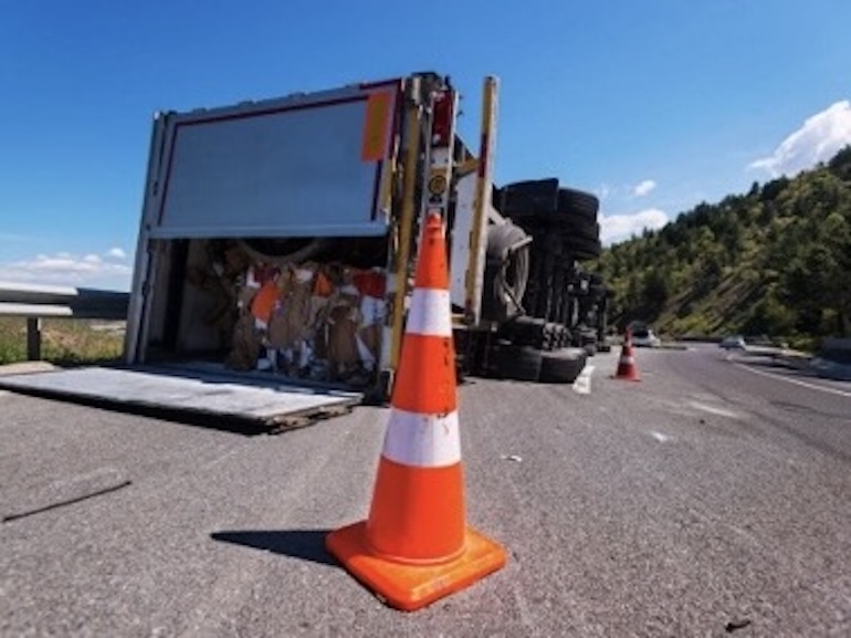 トラックの事故現場