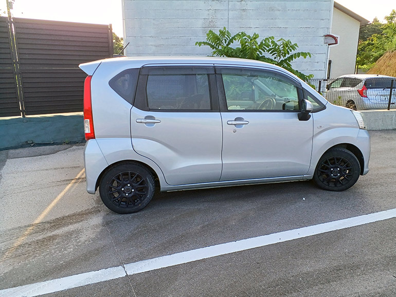 日陰の駐車場