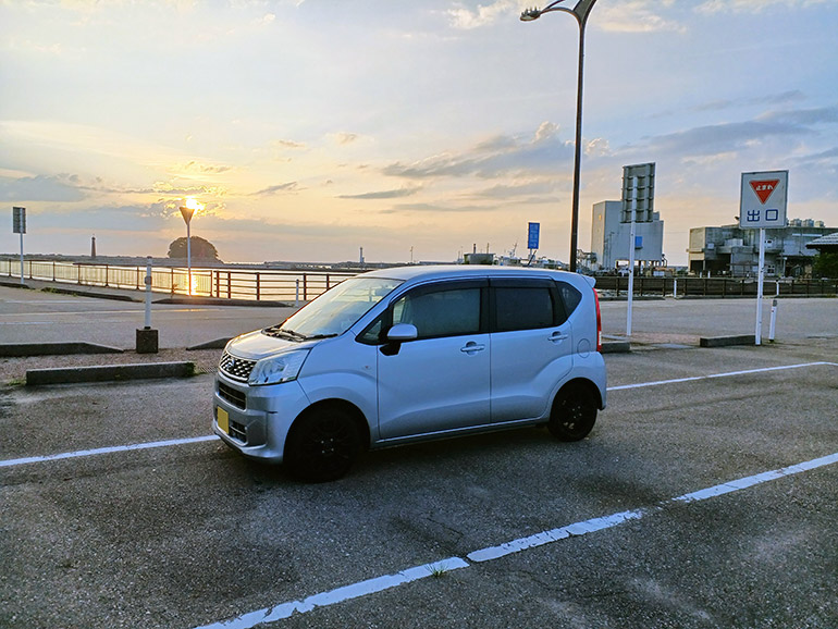 川の近くの駐車場