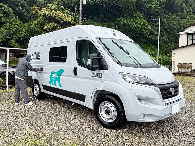 VANLIFEに電源をさしている