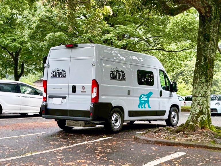 駐車場に停車中のVANLIFE