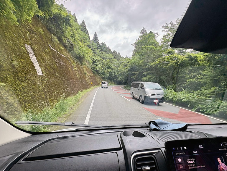 山道を走行中