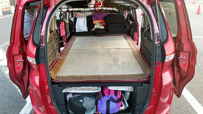 最低限の装備で中古ハイエースを快適車中泊仕様に！