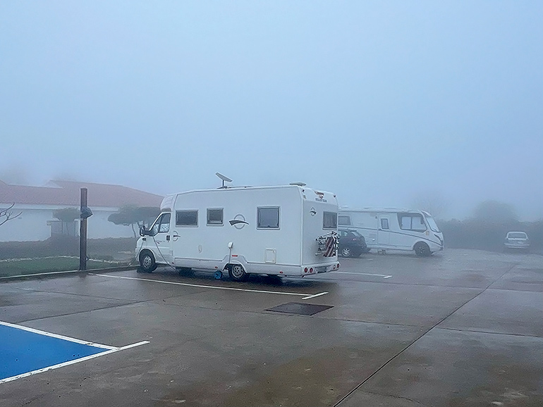 霧の中のRVパーク