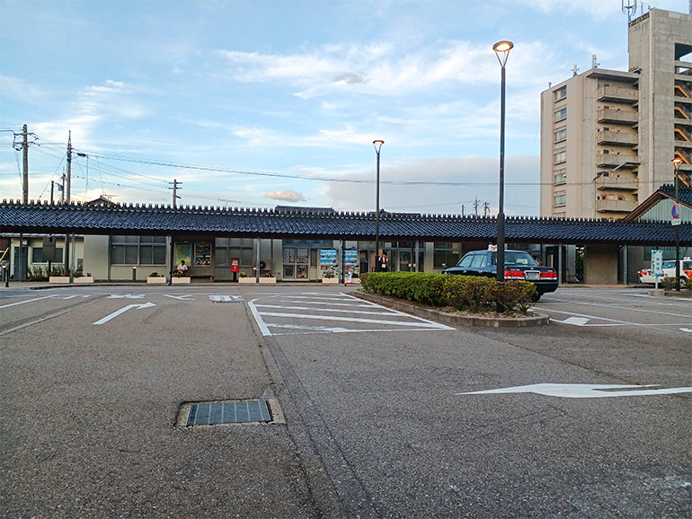 氷見駅の外観