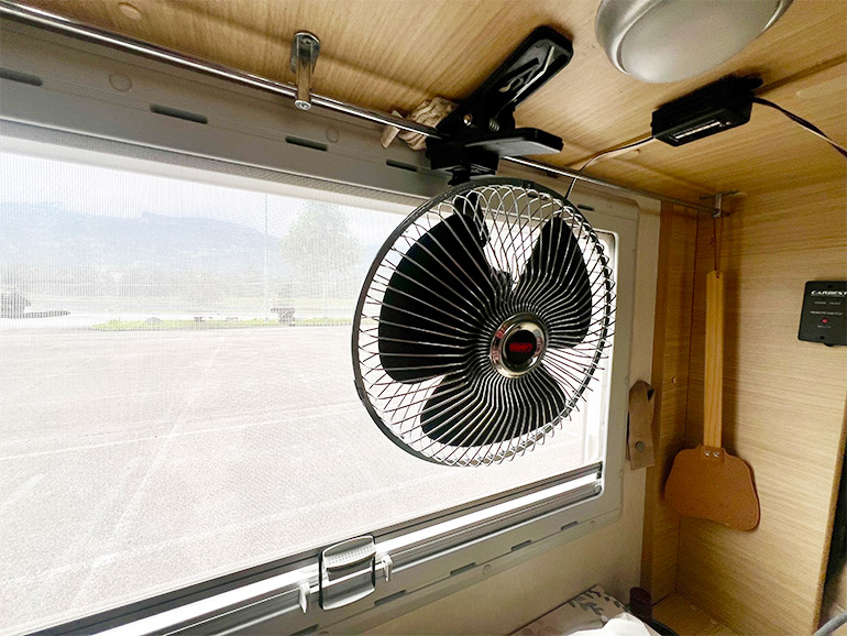 風を車内に巡らせる扇風機
