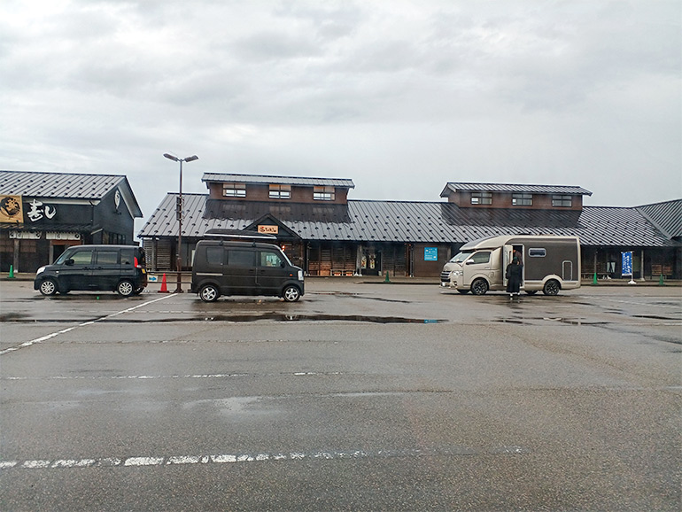 道の駅ひみ番屋街の駐車場