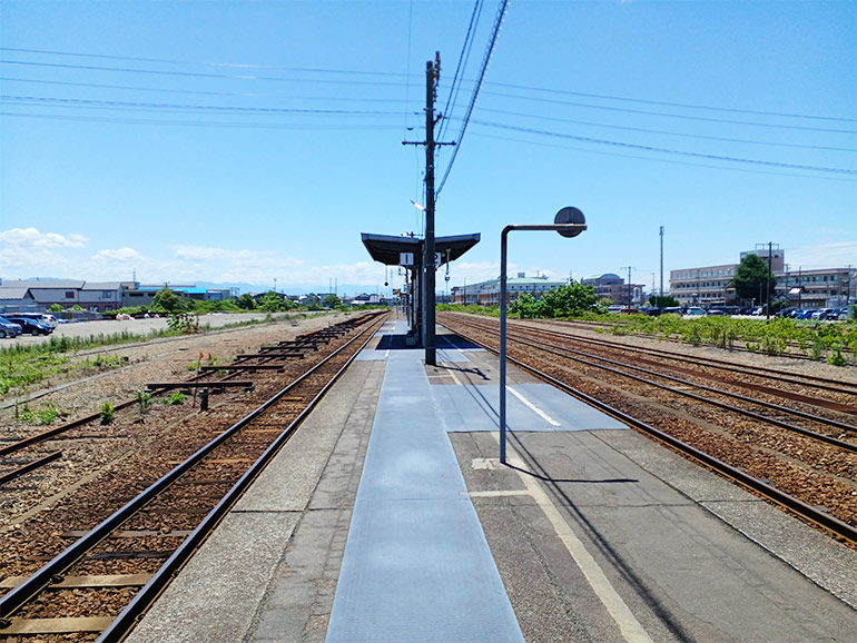能町駅の構内
