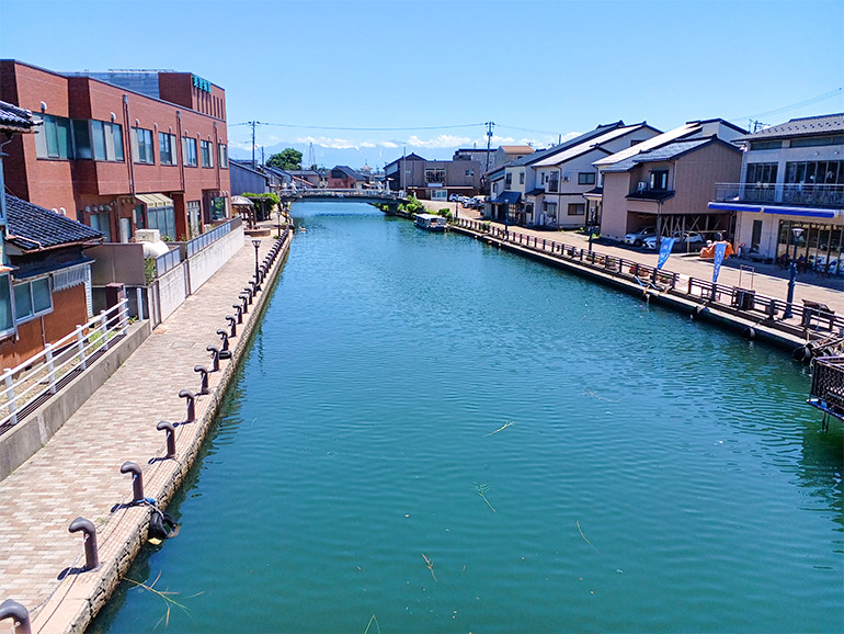 新湊の内川