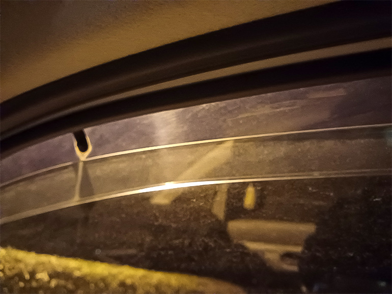 車の窓を少し開けている状態