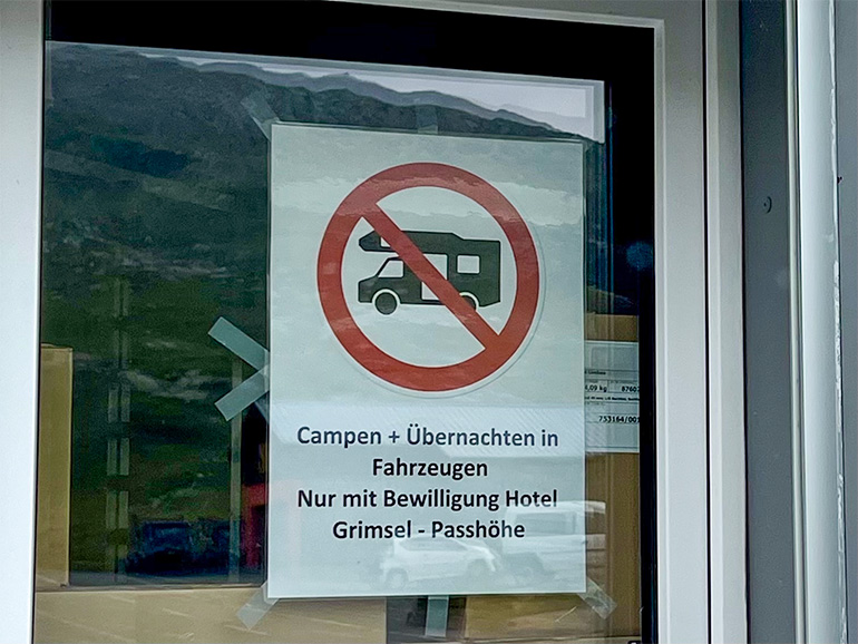 スイスのキャンピングカー禁止の張り紙