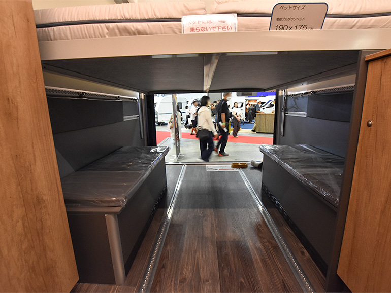ベッドを下ろした状態の荷室