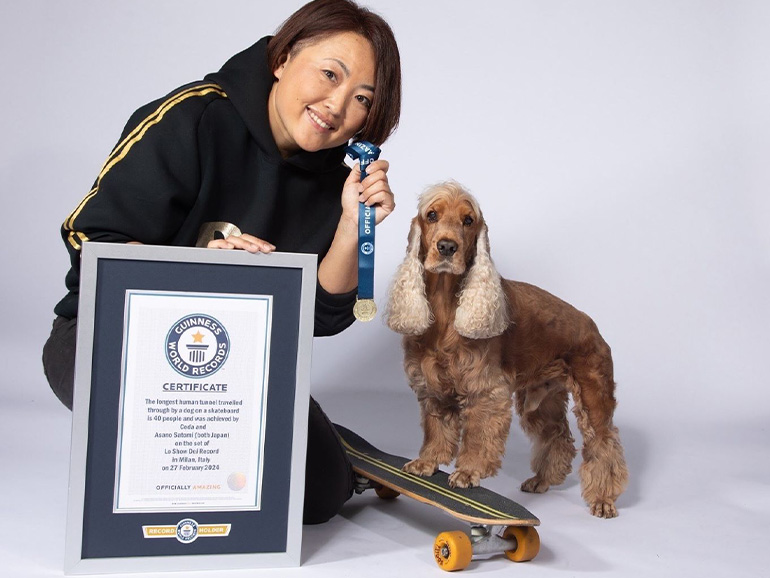 ギネス記録保持のスケボー犬