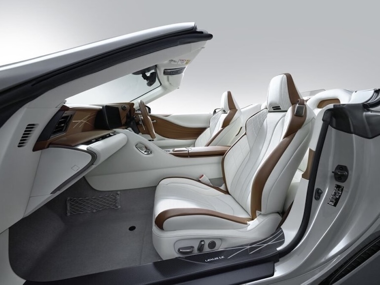 新しいフラグシップクーペ「LC」の車内