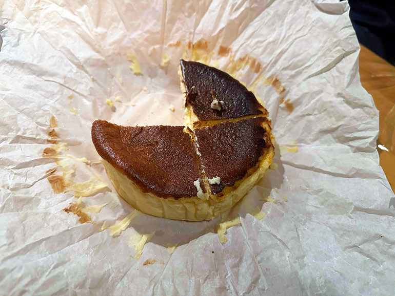 車内でチーズケーキ