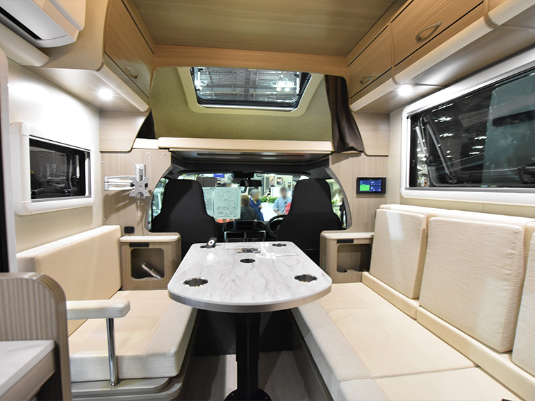 ASTRARE TRIAS480の車内