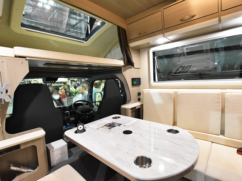 ASTRARE TRIAS480の車内