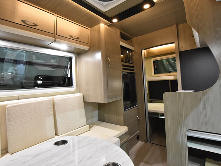 ASTRARE TRIAS480の車内
