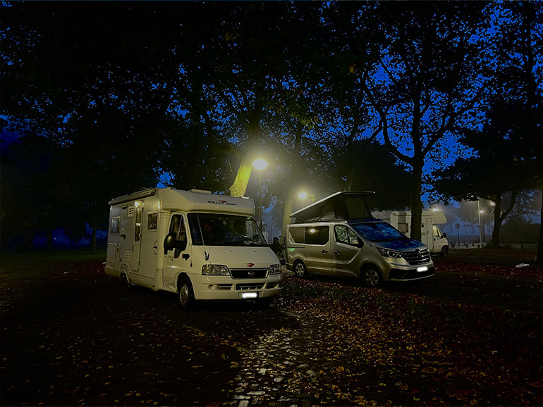 キャンピングカーの夜の駐車場