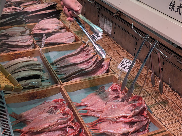 四日市ヒモノ食堂で販売されている魚