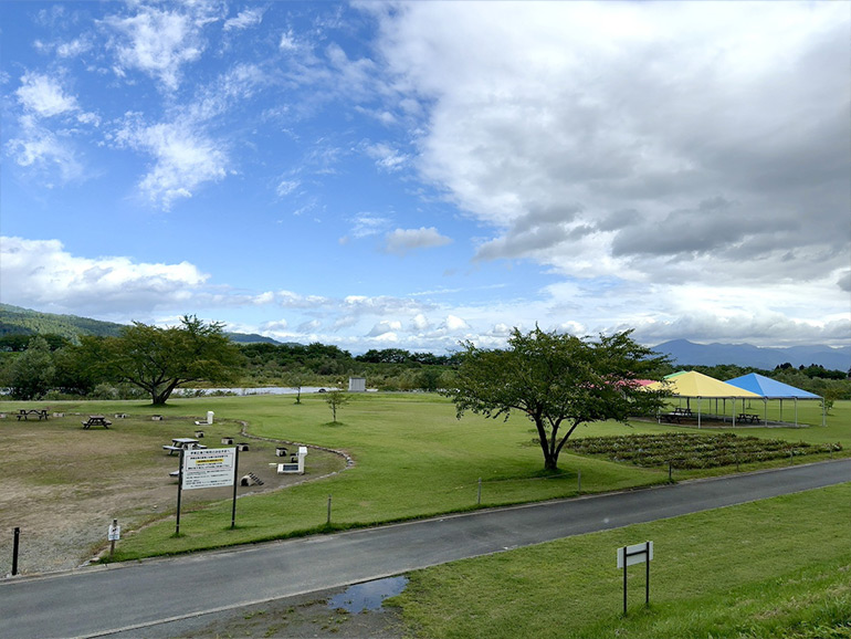 寒河江川が流れ、広大な公園