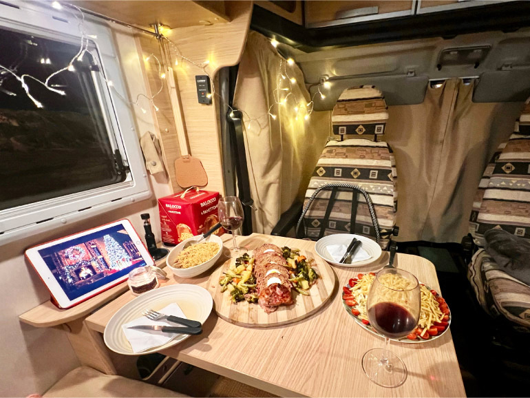 クリスマスディナーを車内で