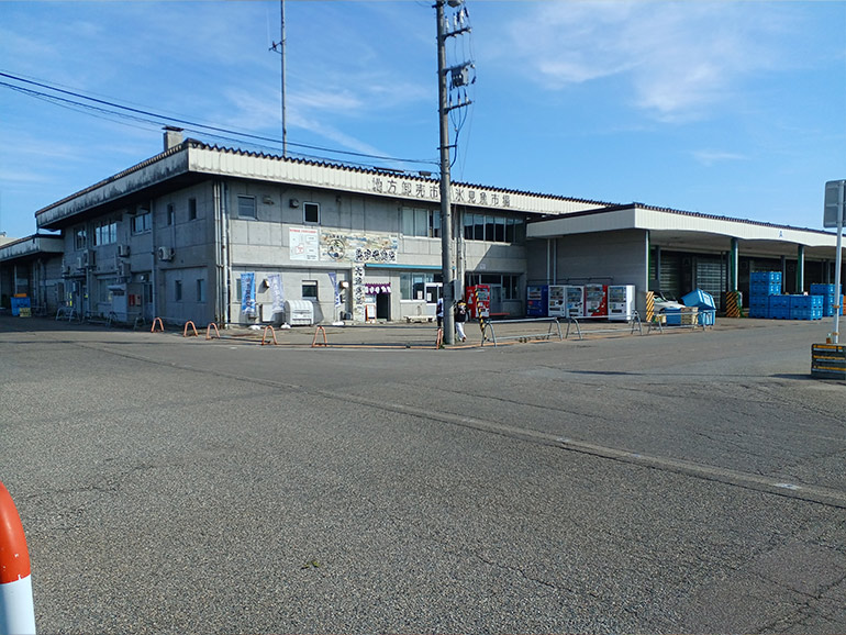 氷見港 魚市場食堂駐車場