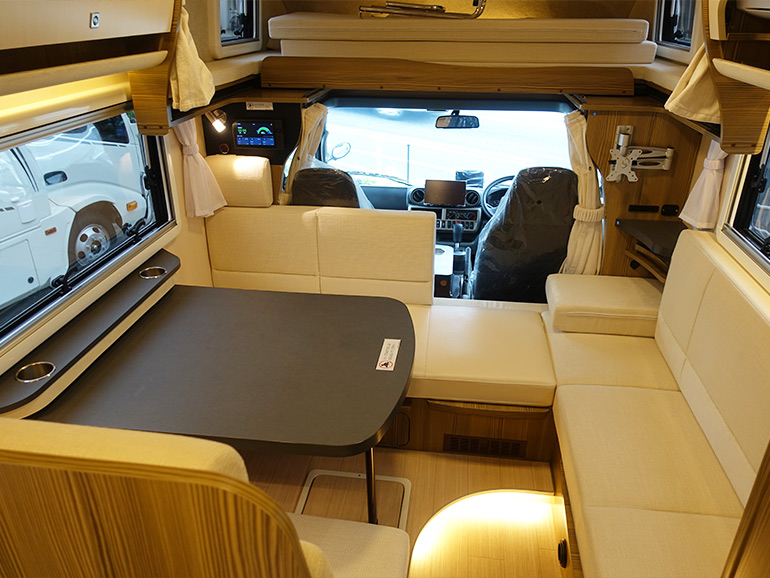 キャンピングカー車内