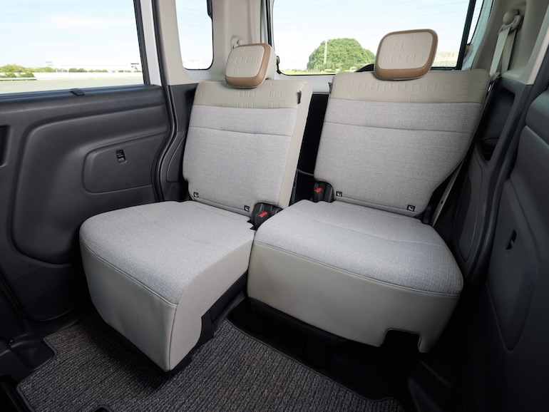 新型ルークス車内