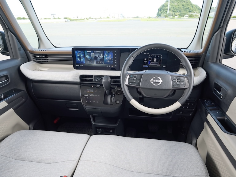 新型ルークス運転席