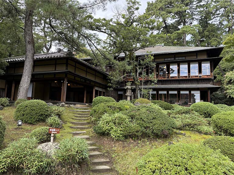 庭園「鶴舞園(かくぶえん)」