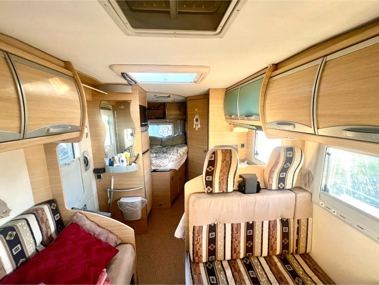 キャンピングカーの車内