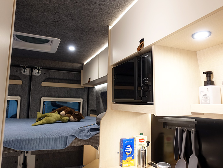 ギャレーの電子レンジ