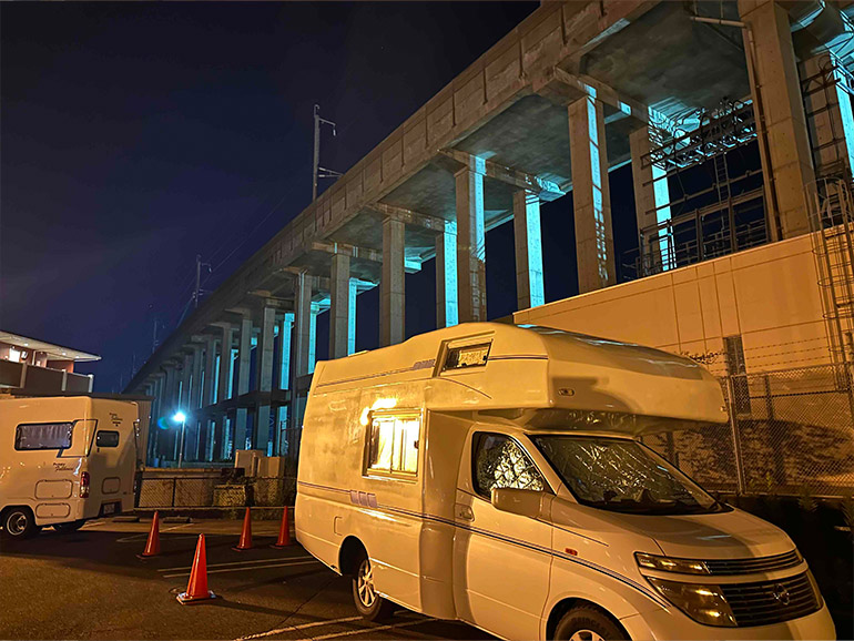 車中泊中のキャンピングカー