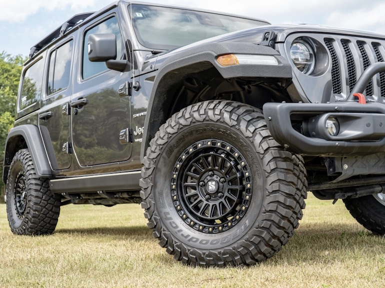 XJ08ホイールを履いているジープ