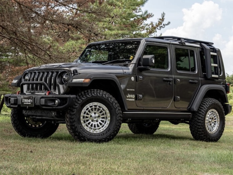 XJ08ホイールを履いているデリカ