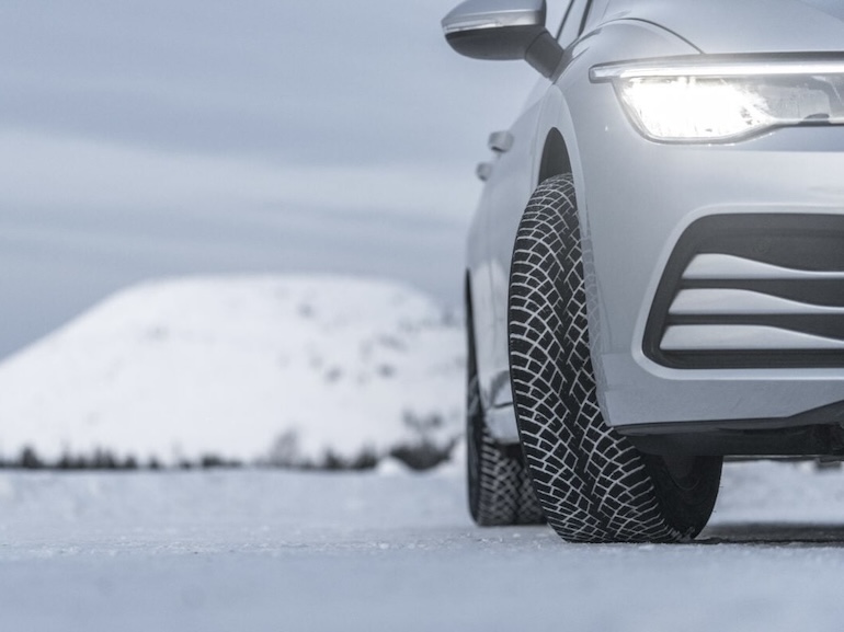 雪の上を走る車